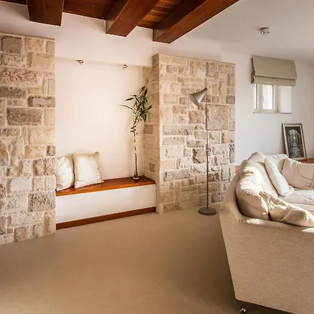 Luxurious Retreat With Pool