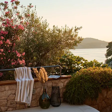 Luxurious Retreat With Pool Apartment *