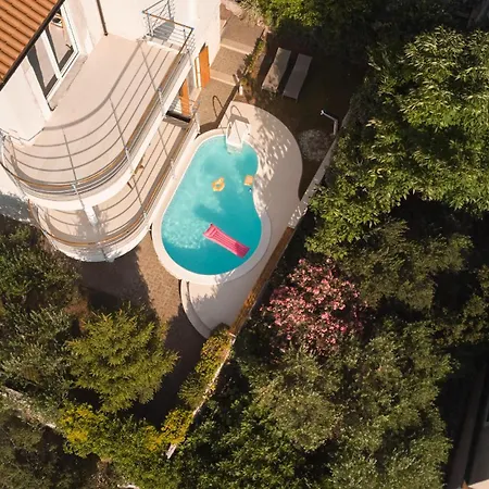 Apartment Luxurious Retreat With Pool