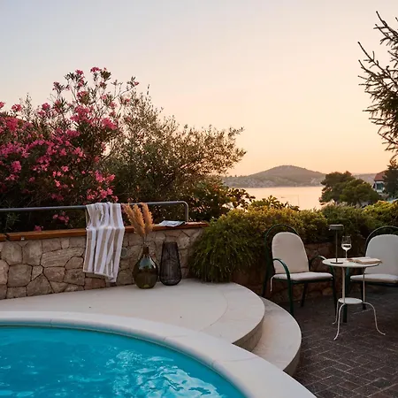 Luxurious Retreat With Pool *