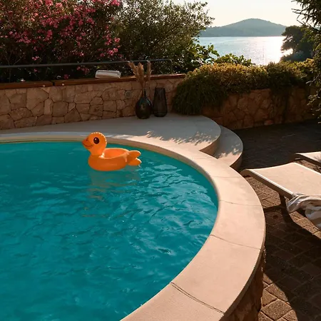 Luxurious Retreat With Pool