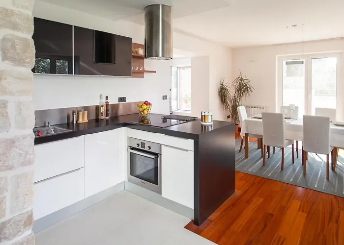 아파트 Luxurious Retreat With Pool