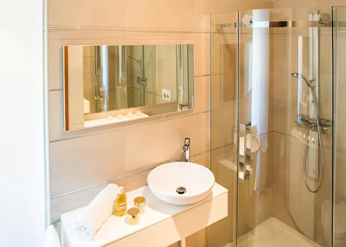 Luxurious Retreat With Pool 公寓 *