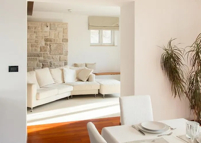 Luxurious Retreat With Pool *