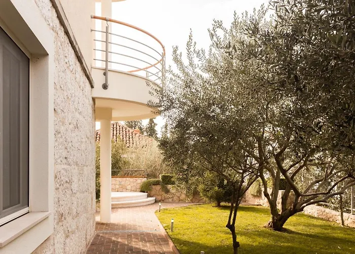 公寓 Luxurious Retreat With Pool 希贝尼克