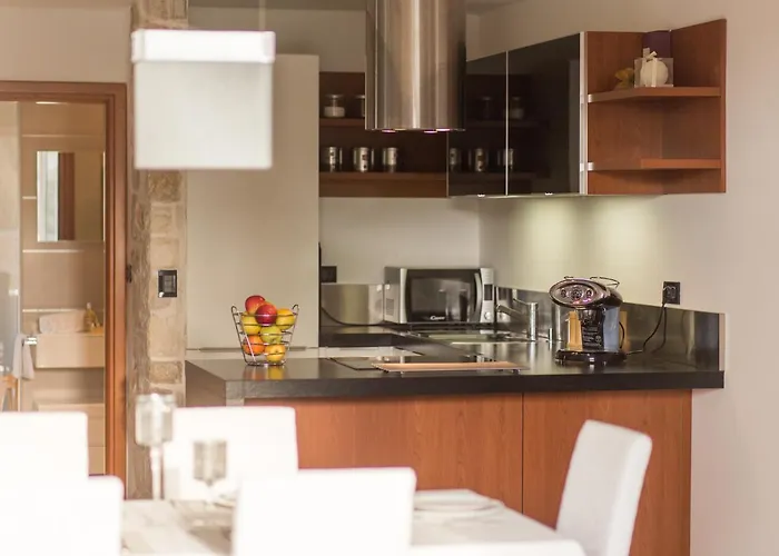 Luxurious Retreat With Pool 시베니크