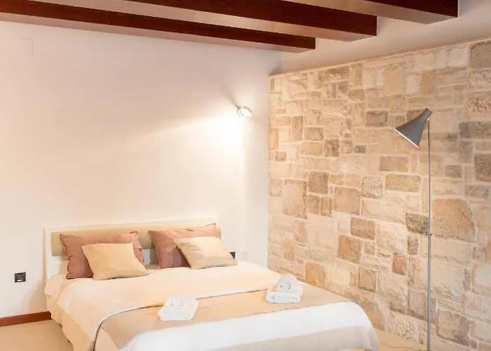 Luxurious Retreat With Pool 아파트 *