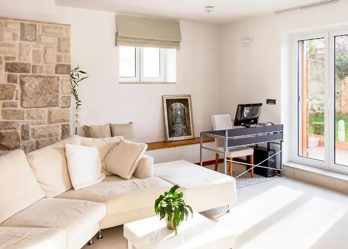 Luxurious Retreat With Pool 아파트