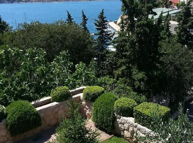 Luxurious Retreat With Pool 아파트 *