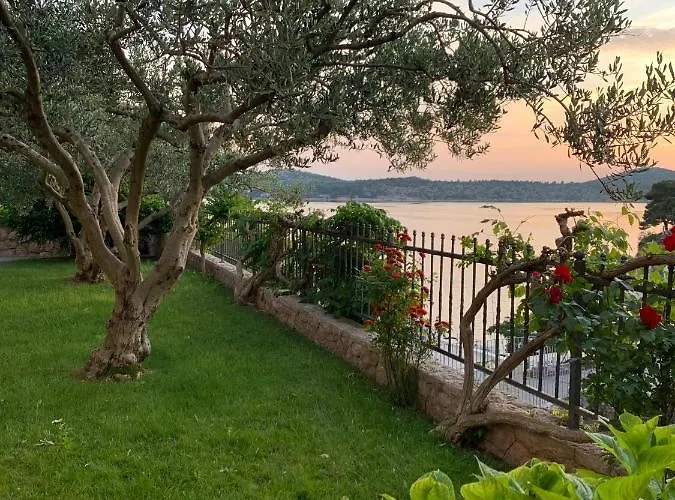 Luxurious Retreat With Pool