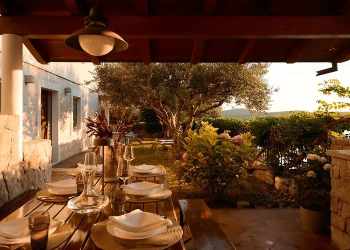 Luxurious Retreat With Pool 希贝尼克