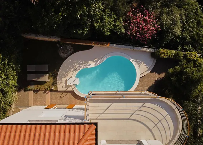 Luxurious Retreat With Pool 아파트