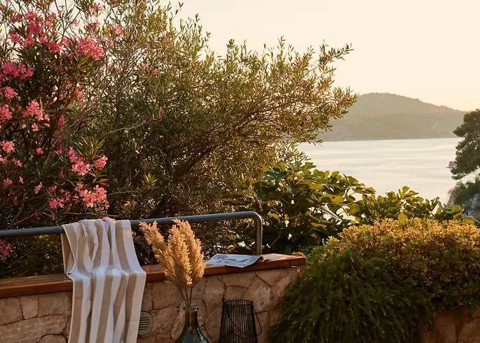 Luxurious Retreat With Pool 아파트 *