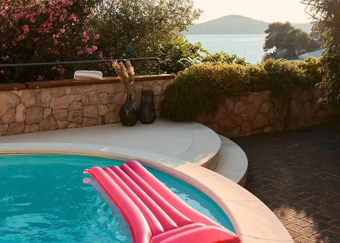 公寓 Luxurious Retreat With Pool 希贝尼克