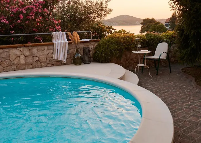 Luxurious Retreat With Pool * 希贝尼克