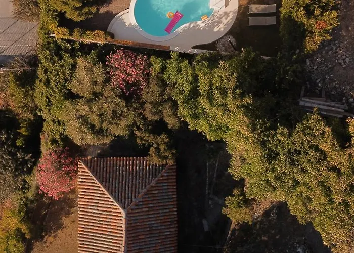 Luxurious Retreat With Pool 希贝尼克