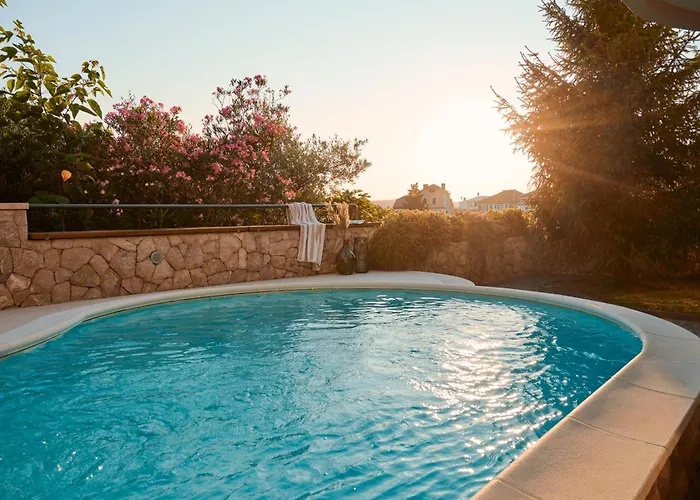 Luxurious Retreat With Pool 아파트