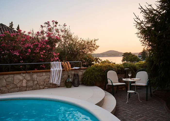 Luxurious Retreat With Pool *