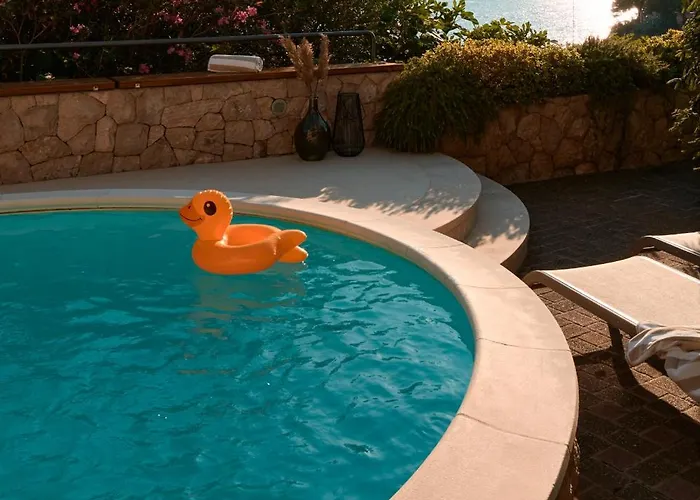 Luxurious Retreat With Pool