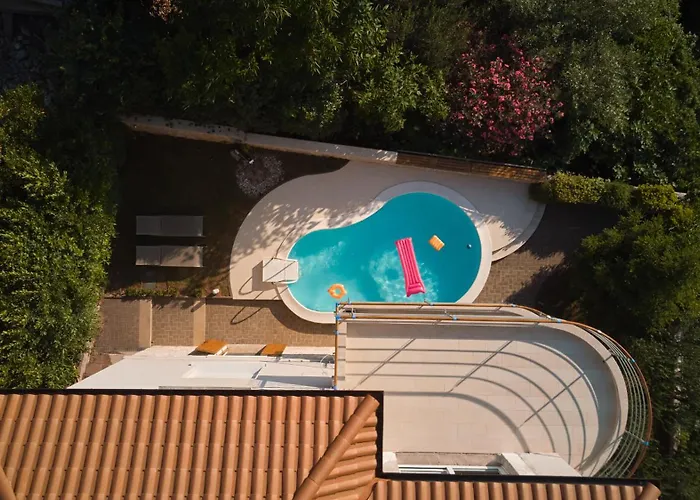 Luxurious Retreat With Pool 아파트 *